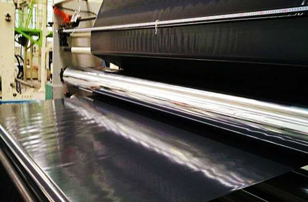 fabricacion-de-rollo-de-plastico-negro